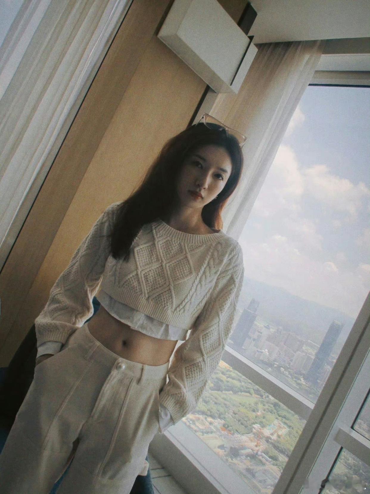 江疏影浅妆素雅，一袭白衣，温婉清丽尽显美人气质。