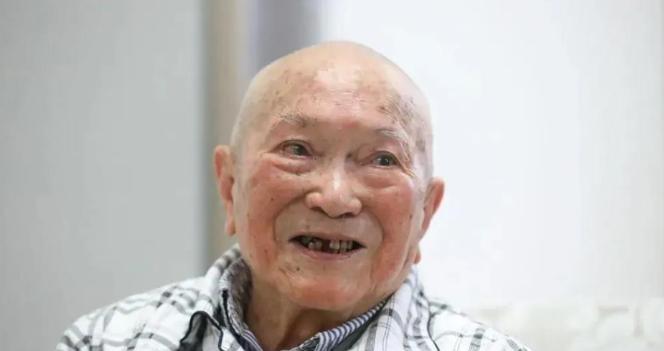 1936年，红军万里长征胜利后的一天，延安某单位放哨的儿童团拦住了一个十来岁的小