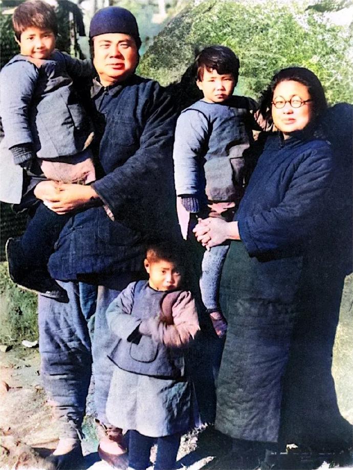 冯玉祥全家着布衣合影。这位陆军上将一生厉行节俭：禁奢靡、戒烟酒，粗衣布鞋，连家人