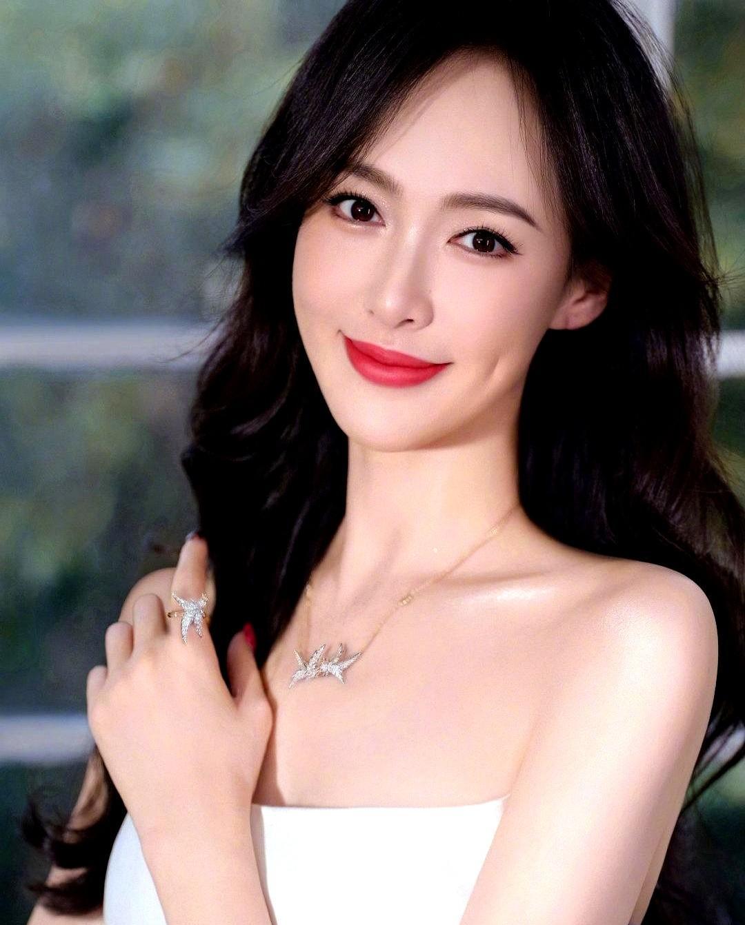 罗晋唐嫣,没离婚,也没崩盘。吃饭一起吃,过年一起晒,带娃探班照都发了,还用猜?