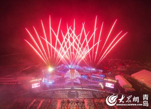 第27届青岛国际啤酒节在金沙滩啤酒城开幕_cninr 大众网青岛8月4日讯(记者潘超通讯员王春华)青岛啤酒节,醉美西海岸。今晚,第27届青岛国际啤酒节开幕式在青岛西海岸新区金沙滩啤酒城举行,青岛市市长孟凡利开启该届啤酒节第一桶啤酒。 夜幕降临,华灯初上,金沙滩啤酒城格外璀璨夺目,处处欢乐洋溢。由一带一路沿线国家灯塔构成的星光大道流光溢彩;装扮一新的啤酒大篷、啤酒文化博物馆和啤酒街区木屋五彩斑斓、绚丽迷人;标志性的干杯雕塑、巨型啤酒瓶装饰的海韵大道营造出浓浓啤酒节氛围。在隆重、热烈的迎宾仪式后,啤酒节开幕仪式于晚上8点正式开始。 伴随着欢快的音乐和中