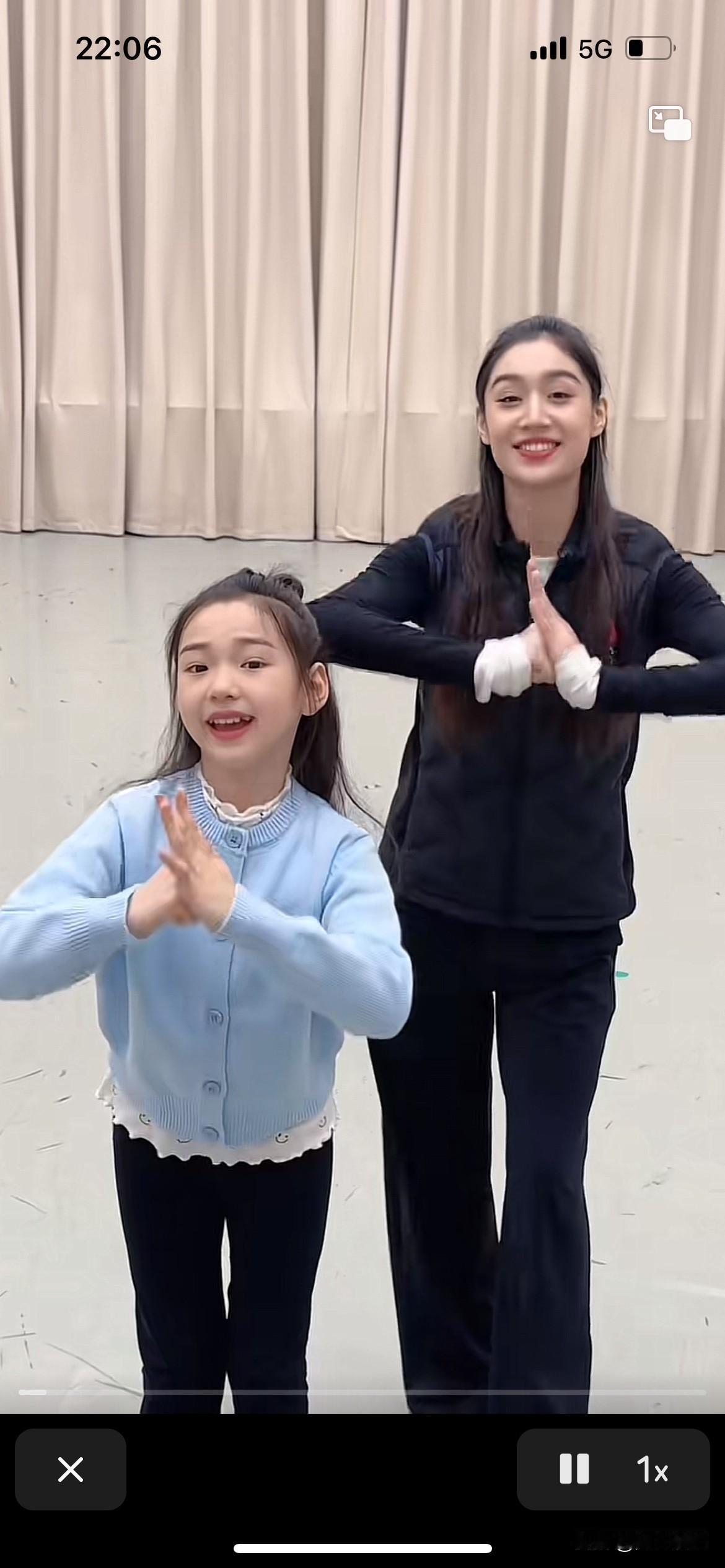 天啊，小酒窝太厉害了，小小年纪就很成熟了，这小孩，表情拿捏的恰到好处，动作掌控的