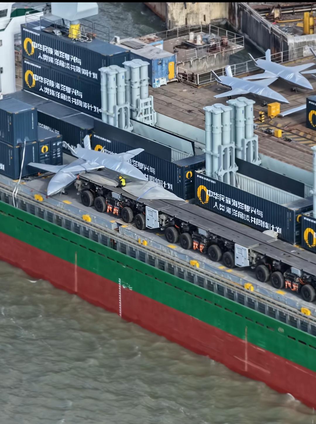 这个东西太颠覆大家的想象了吧？这个轨道车有轮子，也就是意味着可以通过公路运输