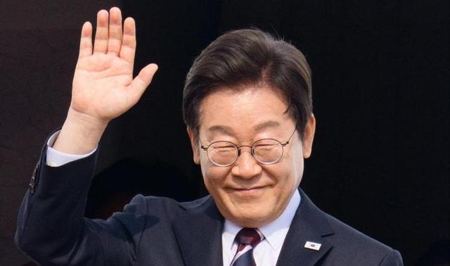 中美会谈之际，特普开始逼李在明二选一，韩国直接捅破窗户纸！怎么说呢，现在李在明