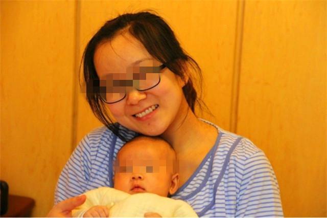 闺蜜给宝宝冲奶粉, 我在旁边实在看不下去了, 这也太不讲究了吧!