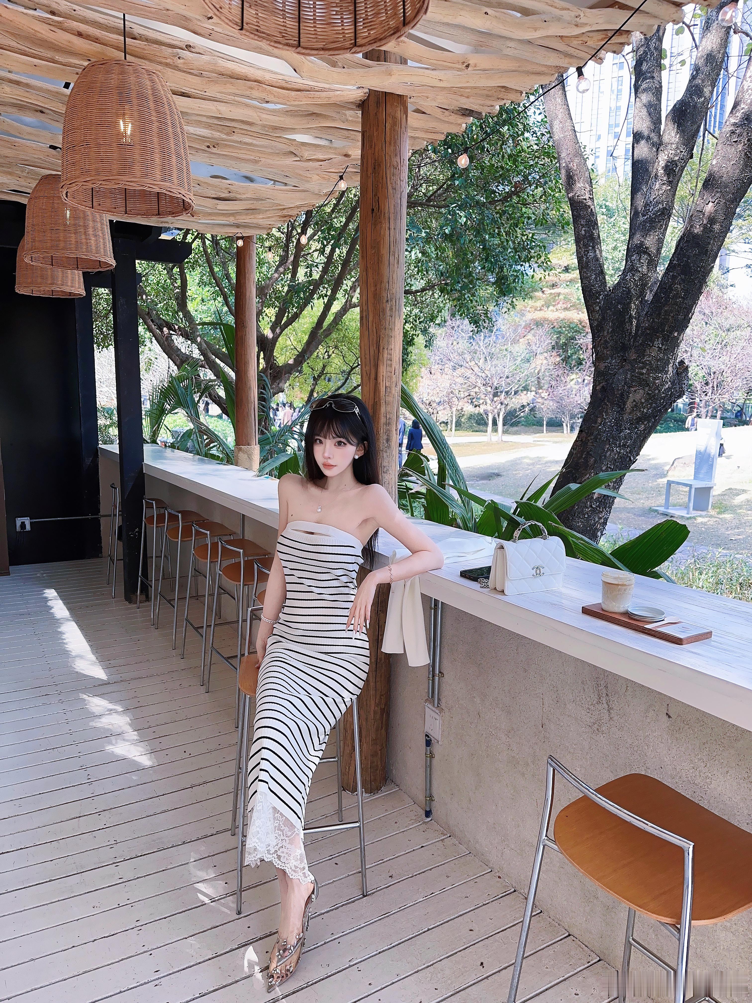 好了我要出去走走了这裙子我更喜欢白色但是黑色更显瘦！！！纠结