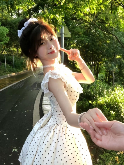 如果是我结婚，我不会向男方家里要彩礼但是我会向他们要三金：手镯、项链和戒指，因为