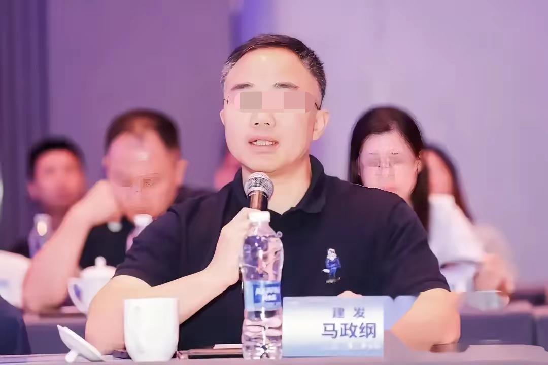 比起施暴的赵海峰，建发这位马老总才是整件事的始作俑者，骨子里的功利和冷漠，远比一