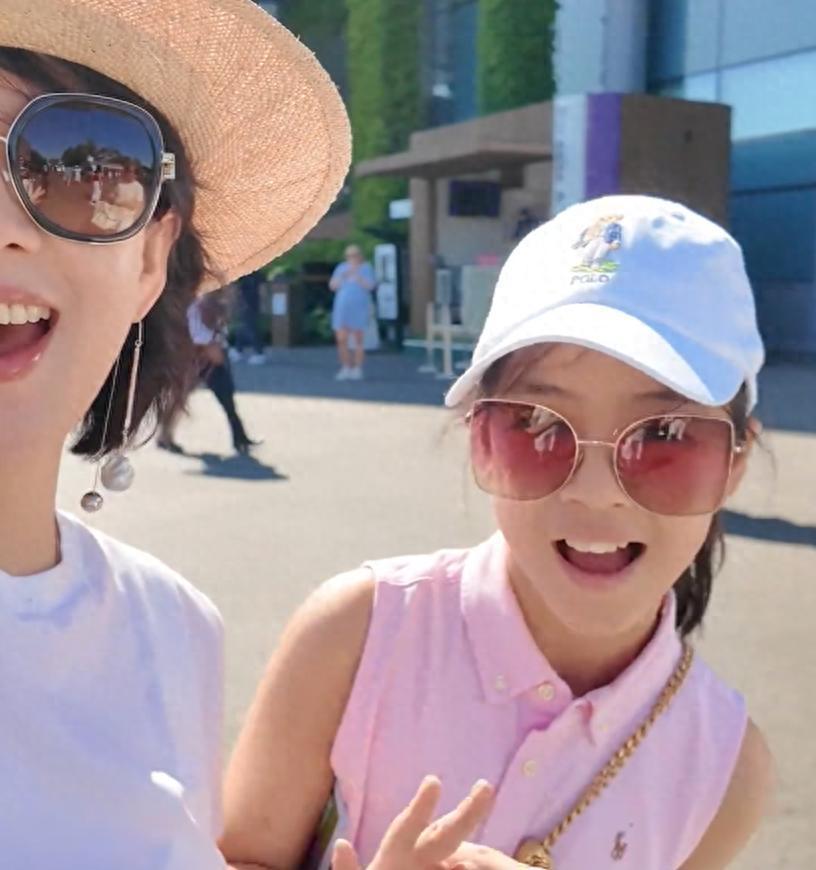 章子怡带儿女飞往国外看温网决赛，11岁女儿背3万包，二胎儿子罕见露脸