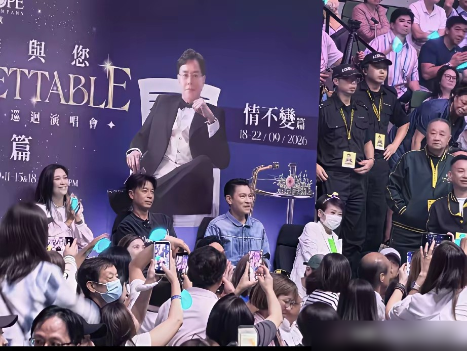 75岁狄波拉，追星追到失态。谭咏麟尾场，她坐在刘德华、李克勤旁边，全程站了快俩钟头。红馆这夜太特殊了