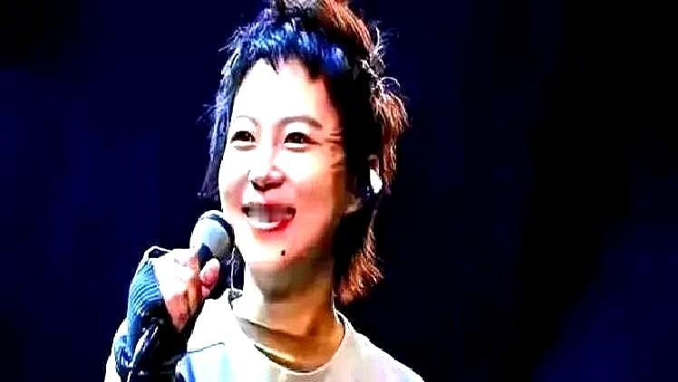 80万人突然挤进直播间只因为窦靖童穿件旧卫衣晃进来，说了句来喝茶。