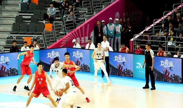 我跟你讲，今天这球，但凡看过的人，脑子里估计就剩一个画面了。山东队五个人，撒开