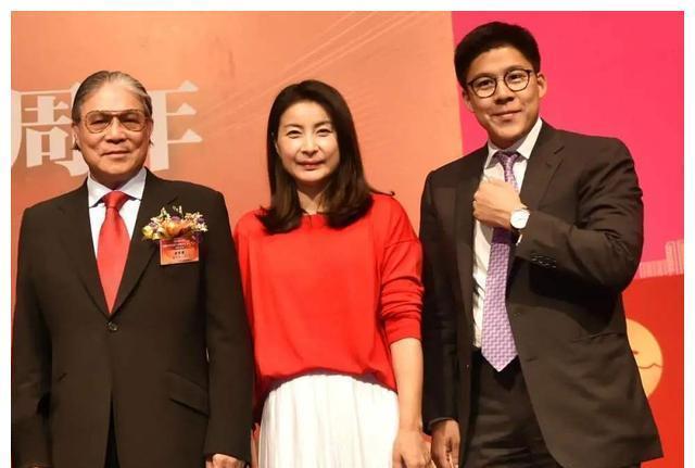 霍震霆寿宴惊现“最寒酸”礼物？郭晶晶三副碗筷，竟让全场贵妇沉默！这才是顶级豪