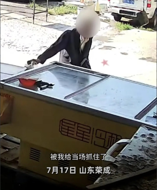 好暖心！山东荣成，一大爷连着2次，在男子摊上偷凉粉，男子当场抓住大爷，心一软，免