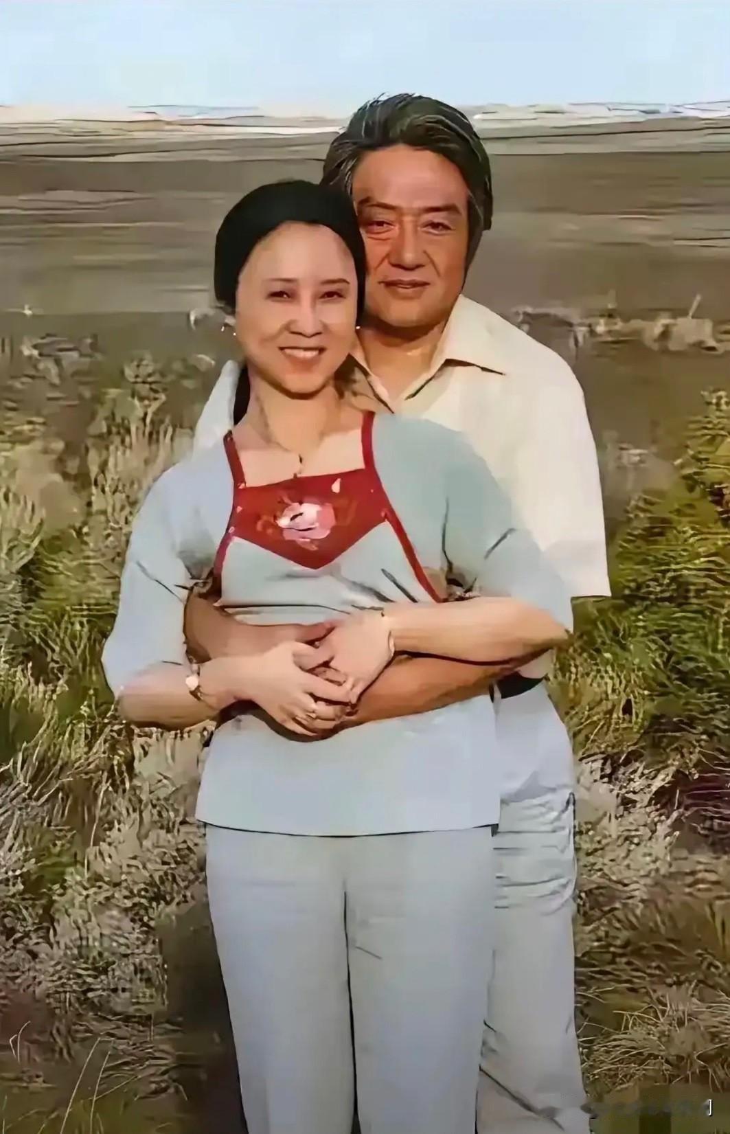 这是琼瑶与丈夫平鑫涛在草原上的一张合影。琼瑶是知名作家，平鑫涛是皇冠出版社创始人