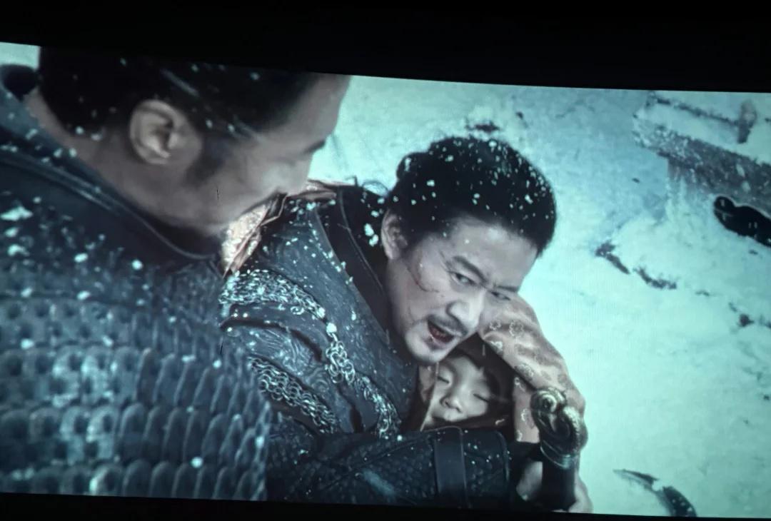 你看李连杰在镖人里最绝的地方了吗？他全程没动手，却把全场压得死死的。就静坐在