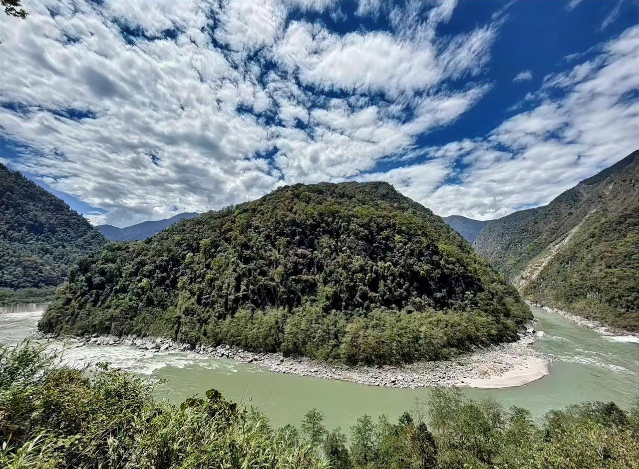 云雾缭绕的青山绿水，大自然的鬼斧神工！哇，太美了，像画一样。碧水映蓝天，仙境落人