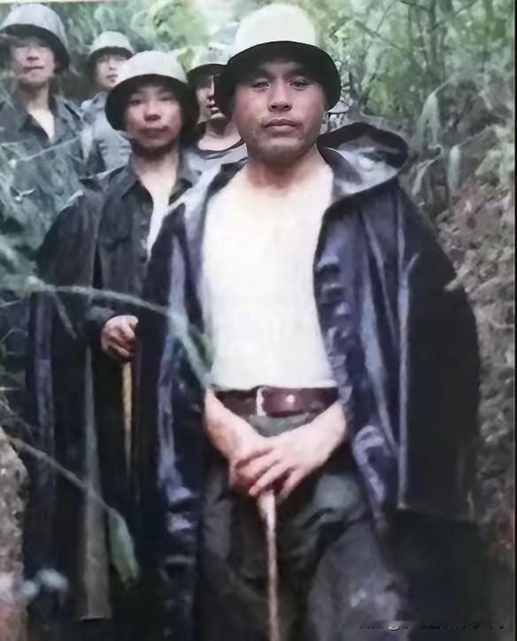 🌞1986年，老山战场前线，大雨滂沱，61师师长刘登云站在指挥所门前若有所