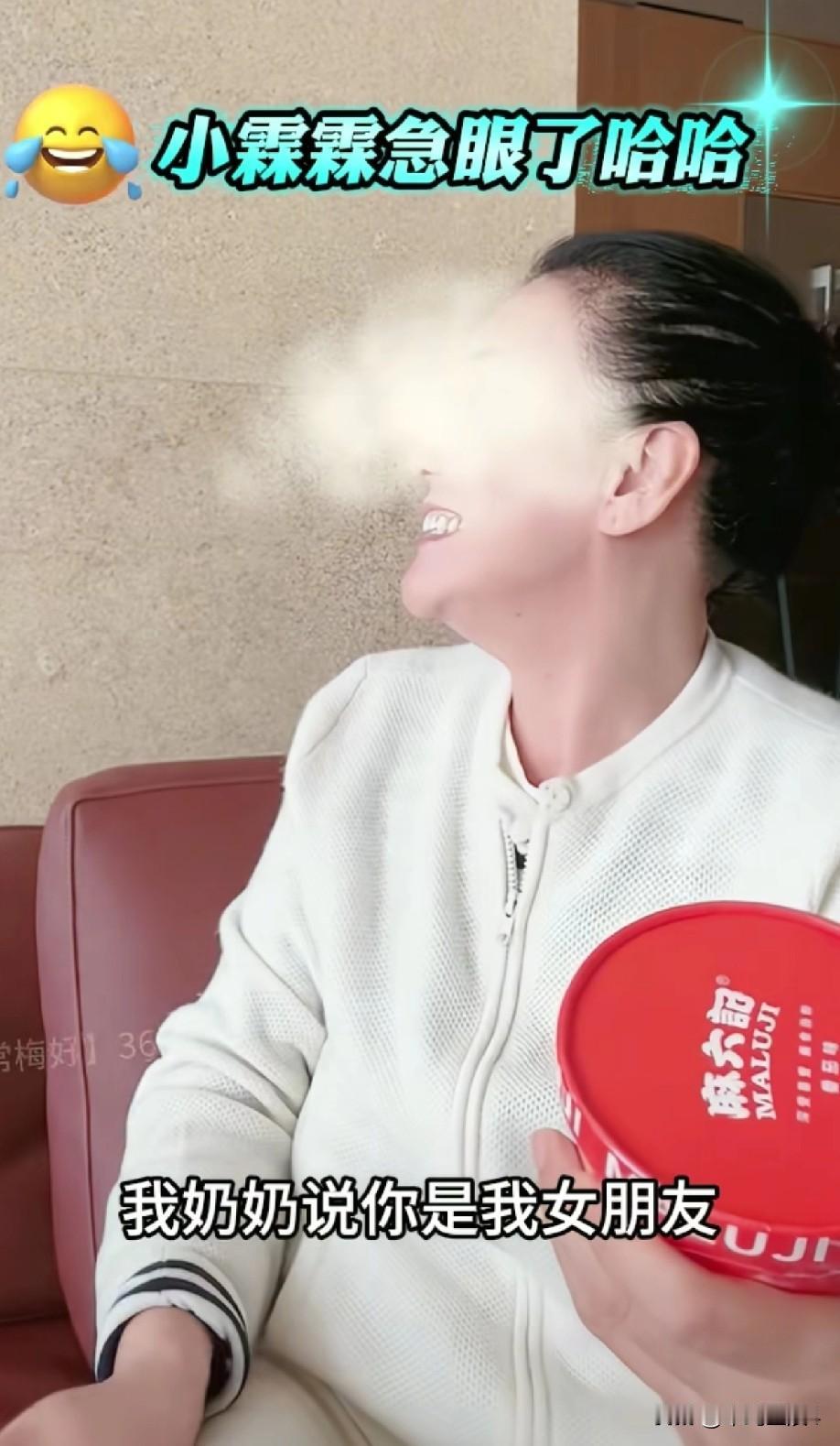 汪小菲俩孩子回北京，张兰最开心的就是逗孙子玩吧，霖霖跟同学打视频，张兰在一边听声