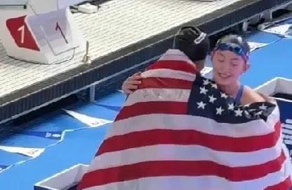 这是温暖的一幕！原来在新加坡游泳世锦赛女子800米自由泳决赛后，获得冠军