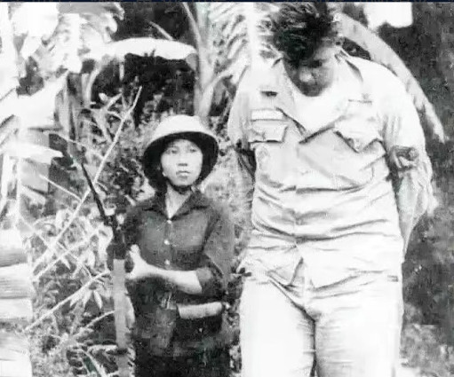 1959年，一美军抓到了一个漂亮的越南女兵，女兵突然脱掉上衣，美国大兵正开心得放