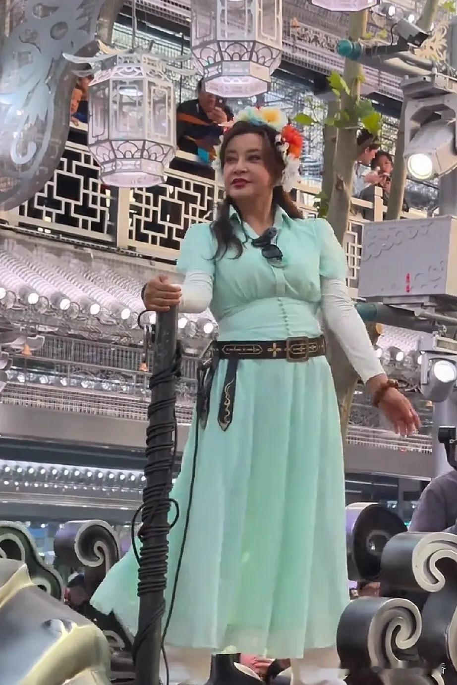 快八十岁依旧敢穿敢亮相，刘晓庆的状态惹来不少争议最近一场商业活动上，刘晓庆