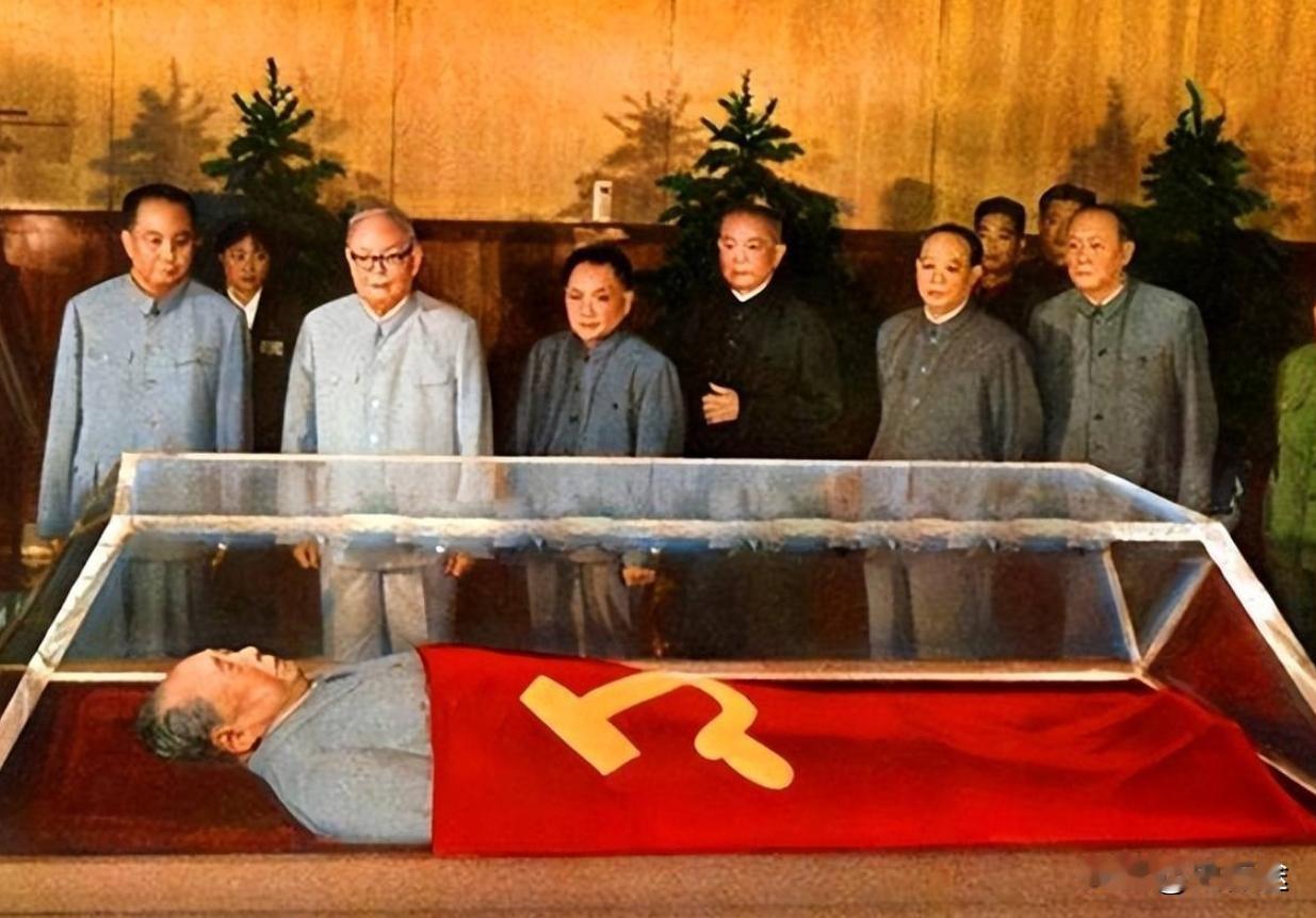 主席纪念堂每天都要排长队才进得去老人家慈祥的躺在那卫士们一动不动护卫着他这