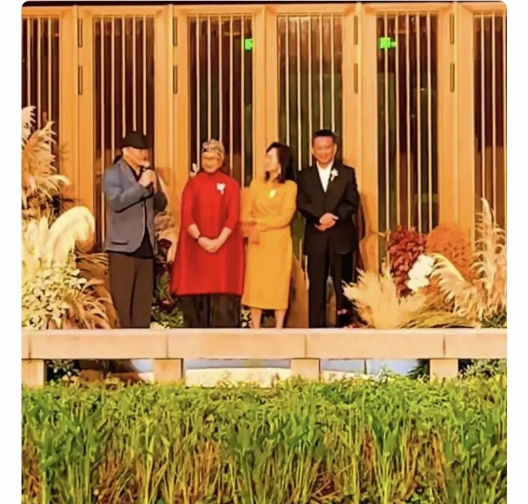 刘欢没染头发,就这么白着去了女儿婚礼。全场三十来号人,没红包墙,没明星站台。