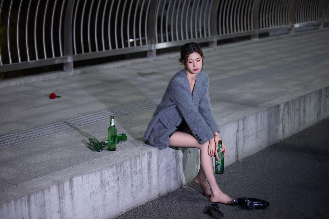 灰丝，路边，买醉~​​​