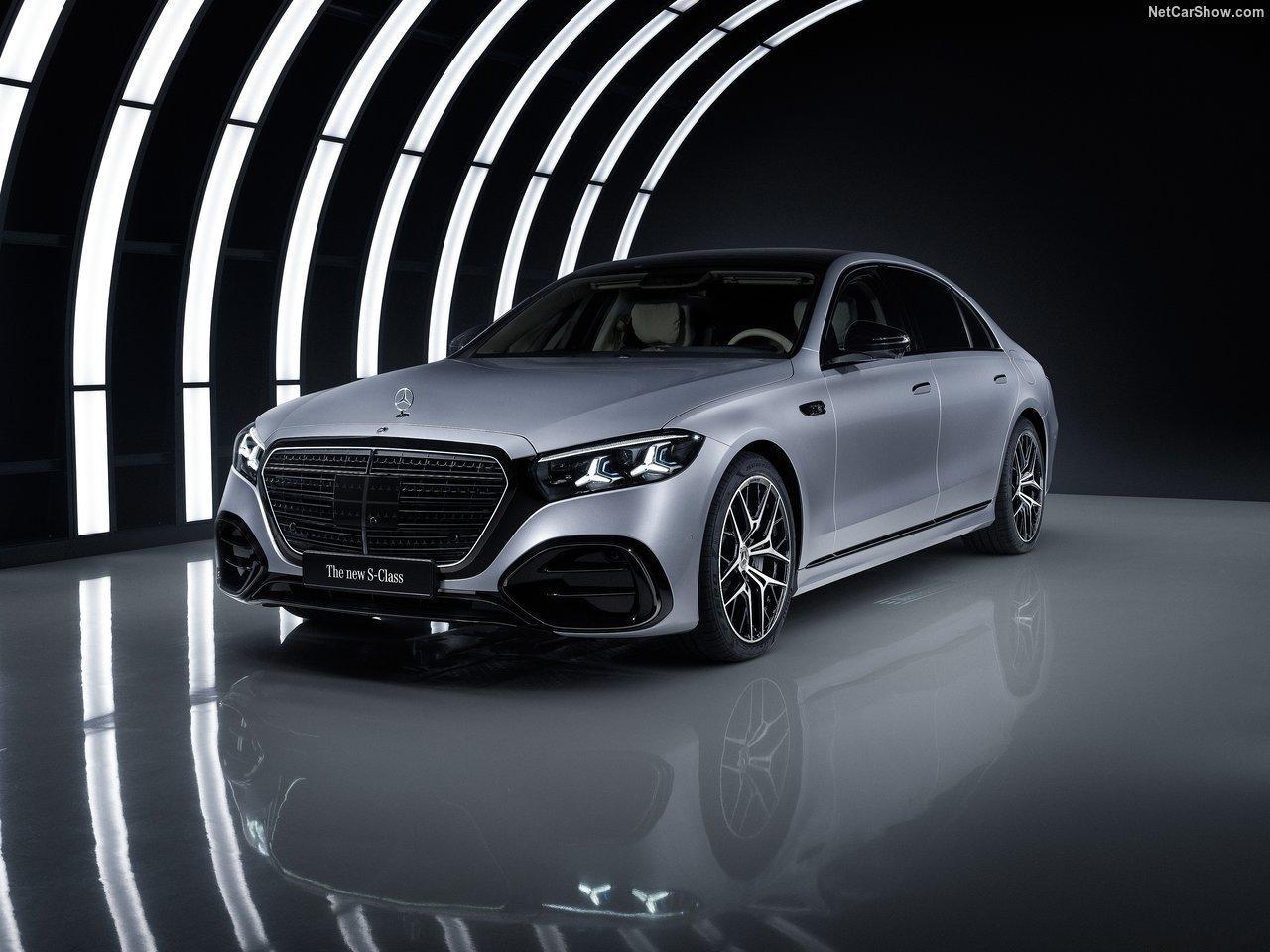 新款奔驰S级。黑车加镀铬套件，非常对味。银车加黑色套件，需要点时间适应。汽场全开