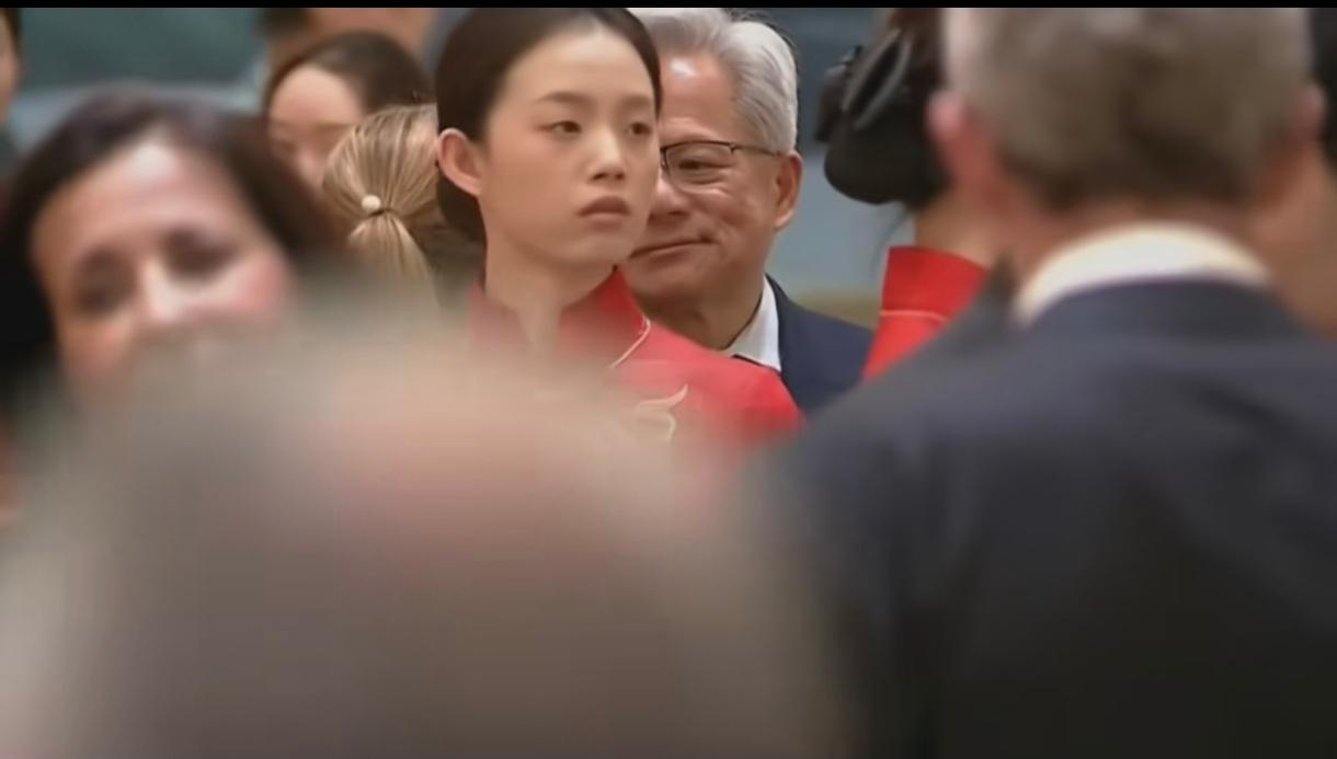 原来宴会上的女服务员个个都身怀绝技，绝不仅仅只是一名普通的端茶倒水的服务员那么简
