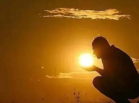 人到中年，最怕的是半夜惊醒时突然意识到：家里的老人等药，孩子等学费，房贷在催，自