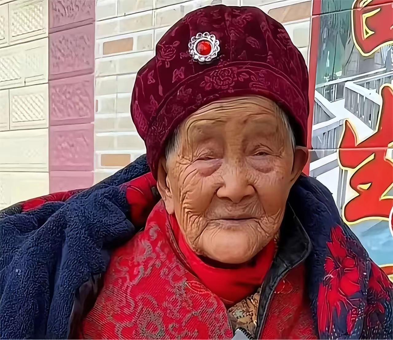 她1902年出生，活了123岁，福建漳州人，家里儿孙有100多名。她有个坏