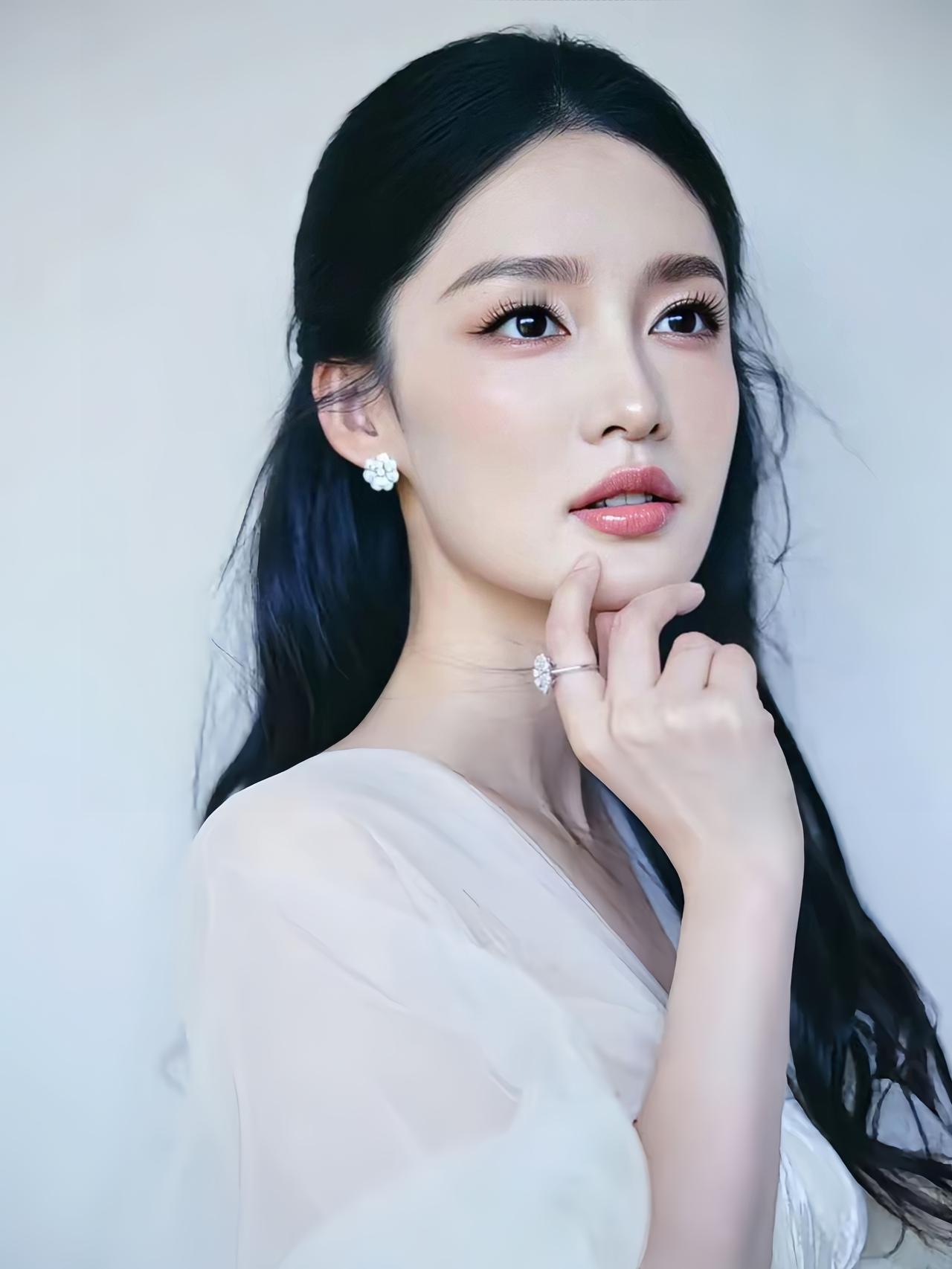 李沁美了美了！[比心][比心][比心]李沁风采依旧！[赞][赞][赞]李沁气质美