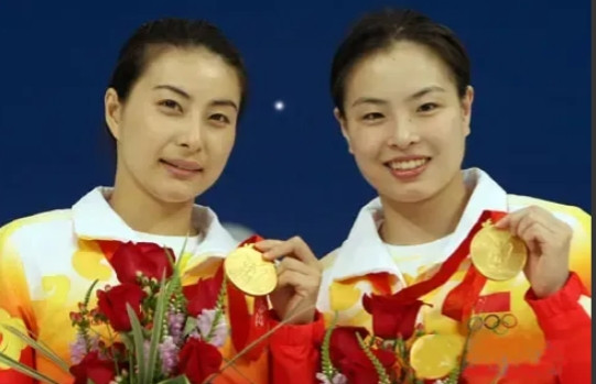 2012年，郭晶晶与香港豪门大少霍启刚结婚时，伴娘是郭晶晶的队友吴敏霞，而霍启刚