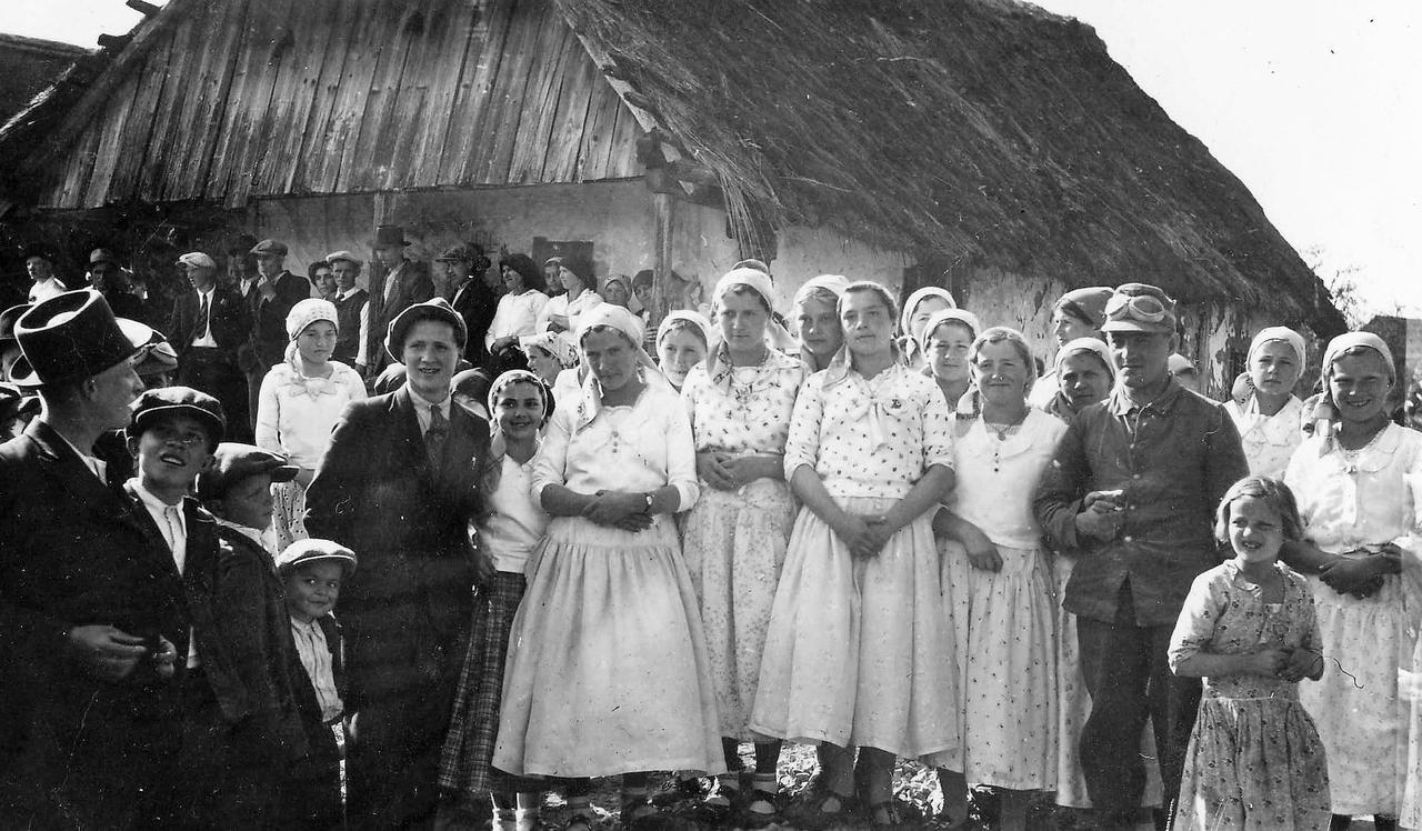 1941年，克罗地亚，卡尔洛瓦茨地区。德军第一山地步兵师的山地猎兵与当地居民合影