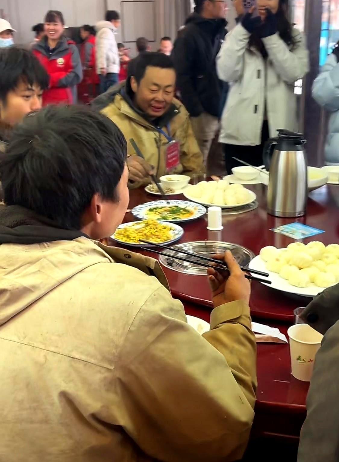 终于看到林北的庐山真面目了，时隔41天林北终于吃上大圆桌了。荒野求生14名选手