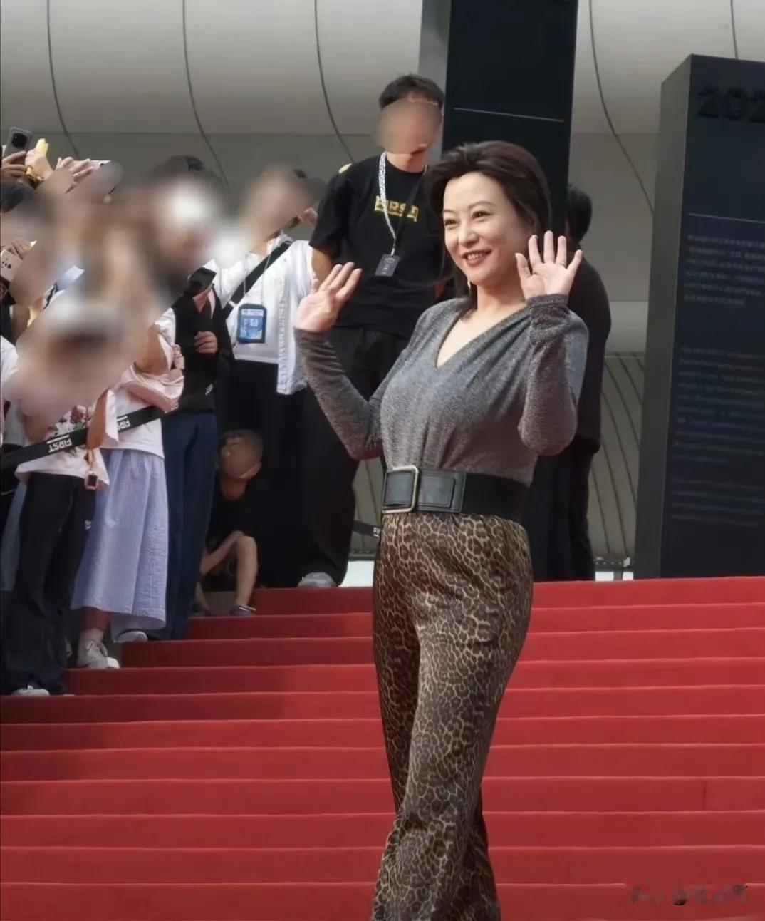 四十七岁的郝蕾状况非常好，还是那么年轻漂亮。虽然有点胖但也一点不显老。郝蕾嫁