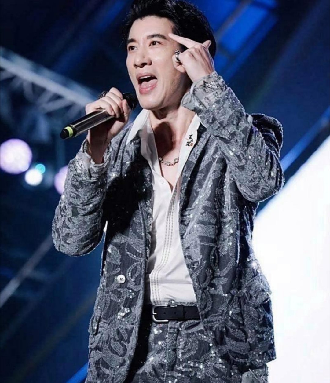 王力宏前妻李静蕾了。跟王力宏过了8年，一口气生了3个娃，离婚时说好分7亿，结果最