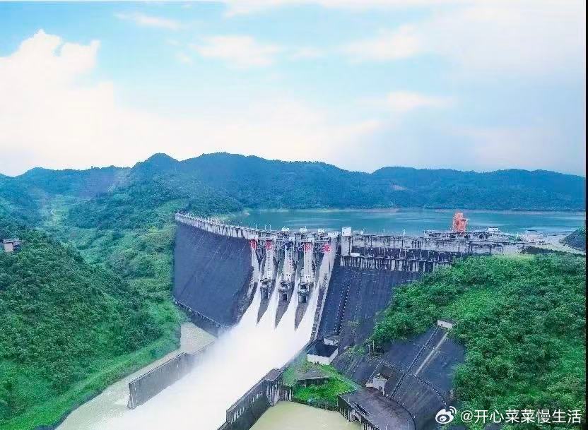 对接平陆运河，打通西南出海“咽喉”！百色水利枢纽通航设施工程加速推进。这座超级“水上电梯”，攻克百米
