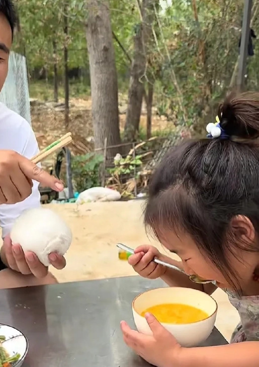 阿杜为了卖货，也是拼了！恩泽和瑶瑶俩人上学去了，依依不舒服，阿杜没让去上学，家
