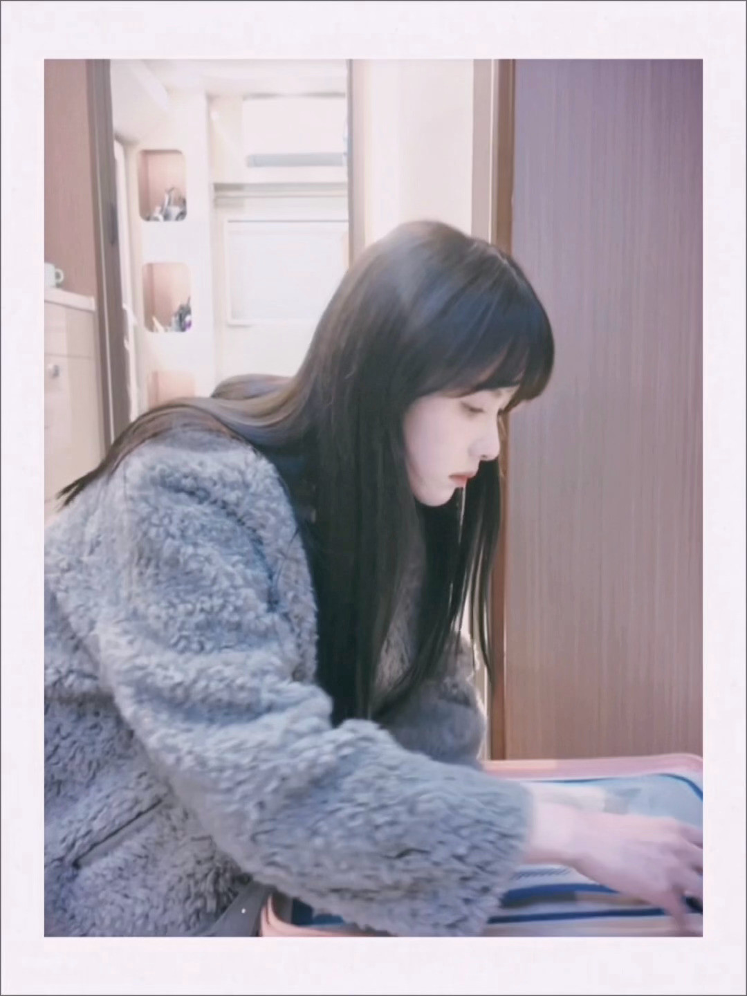 陈都灵『叮🔔嘟嘟拍了拍你并向你寄回明信片₊˚ෆ⊹₊⋆』室：“老板去时装周行