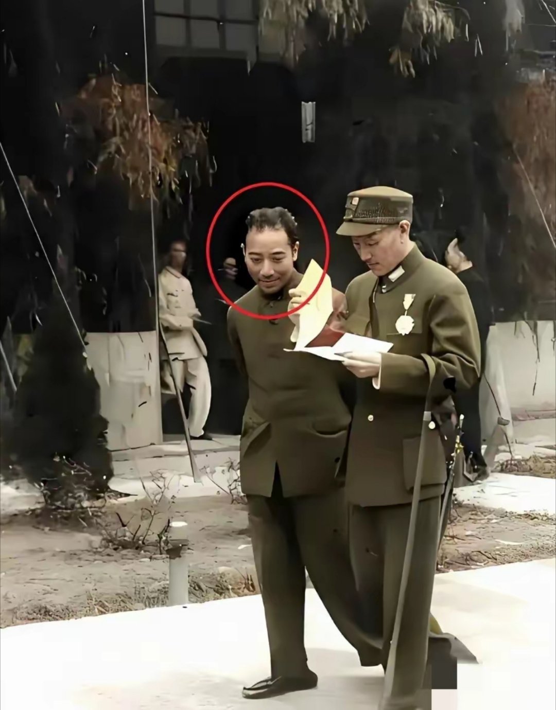 这才是他的真实模样，绝非演员所扮演的，猜猜他是谁？