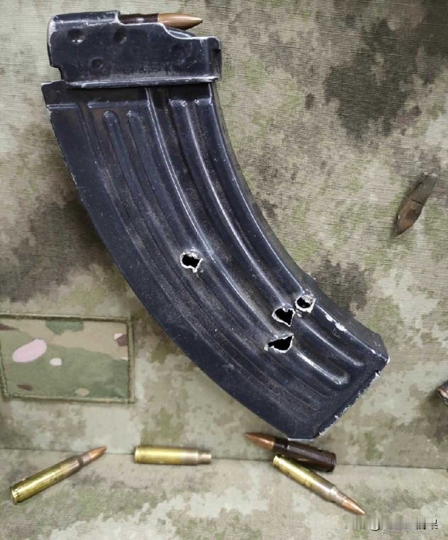 这支突击步枪的主人，经历了什么？枪械已经被打的支离破碎。从弹匣被击穿的弹孔来看