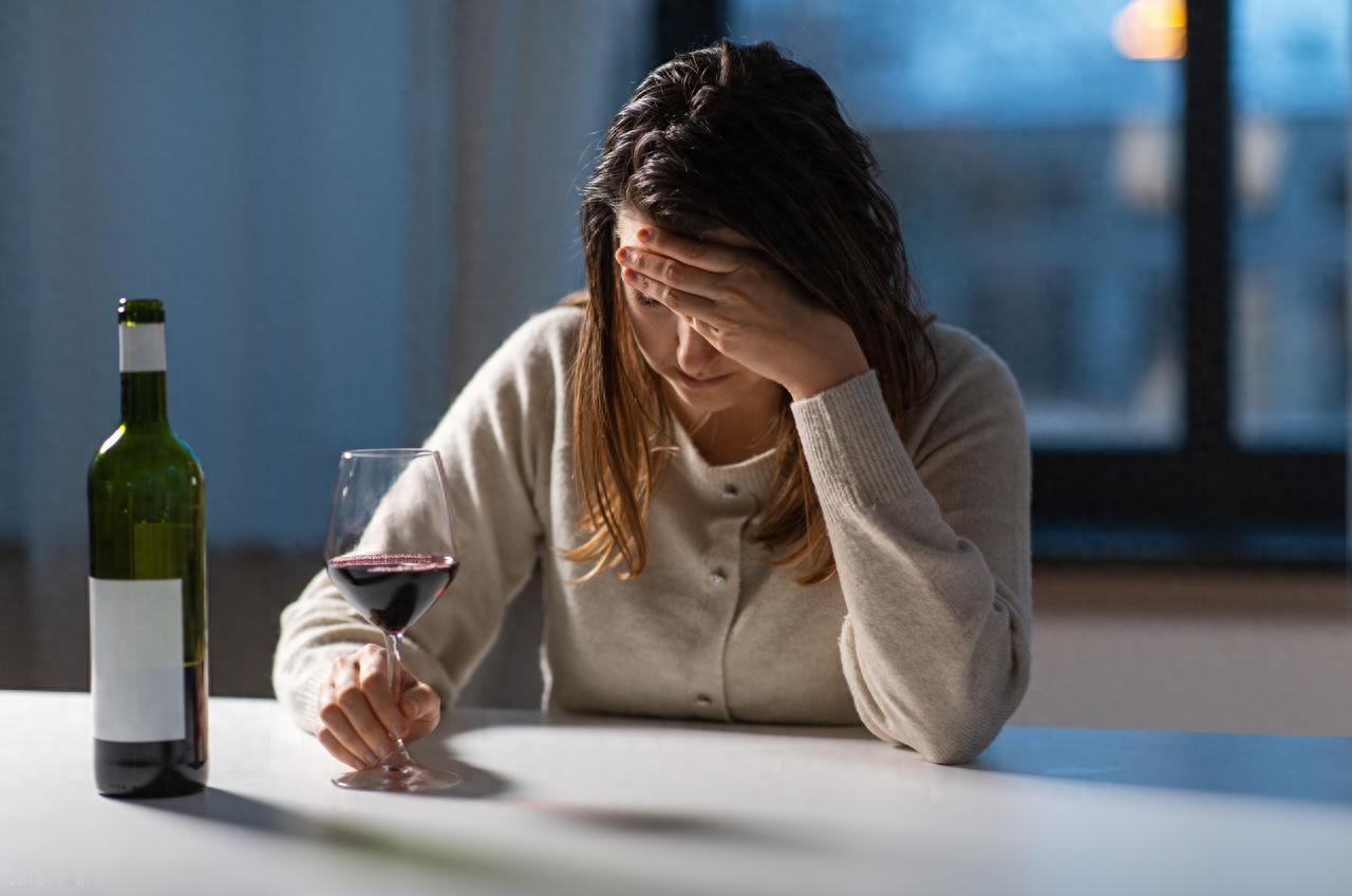 医生发现：男性若长期不喝酒，用不了多长时间，身体或有6个变化很多长期喝酒的男