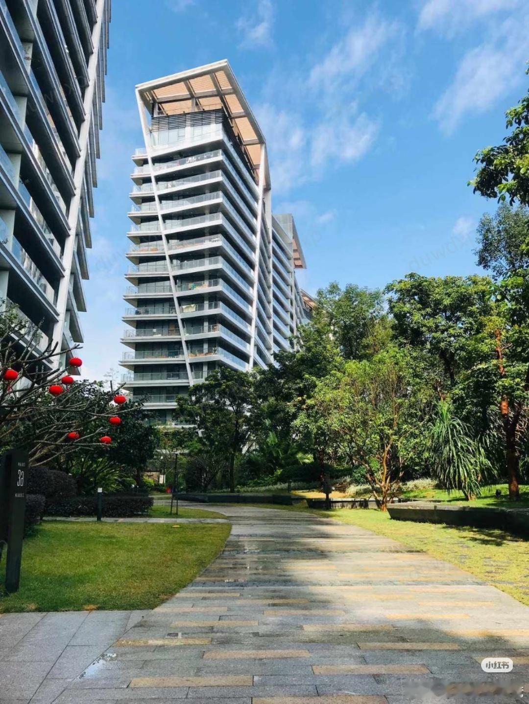 汉京九榕台172平，只能做三房，阳台浪费，客厅狭长浪费，卖1690万。好像香港明