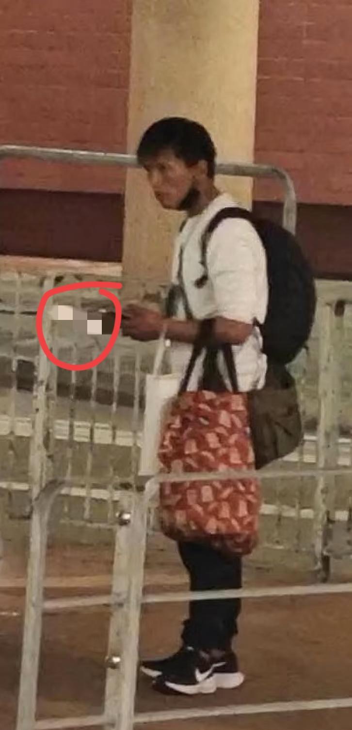 这就是那个劫持人质被阿sir8秒治服的越南人，有黑帮案底，随身包包里有违禁品。