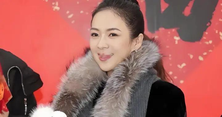 章子怡优雅亮相百花迎春春节大联欢，丸子头美成焦点