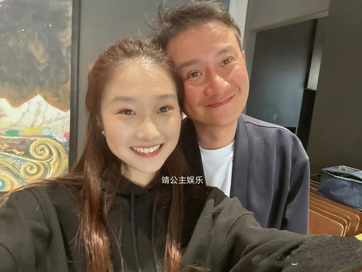 马伊琍和文章的女儿文君竹晒出18岁生日照，她剪了齐肩短发、化着淡妆，外形融合了父母特征——眉眼像马伊