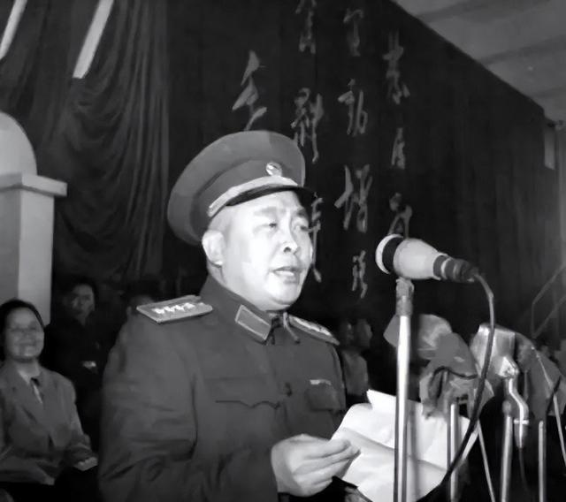1948年，东北野战军某纵刚刚取得了大捷，纵队某连驻扎在小村子里。连长看“地主小